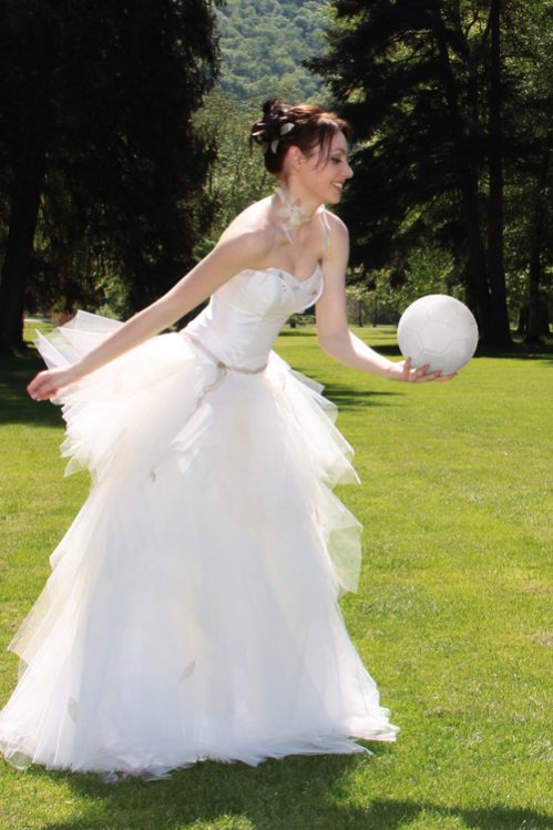 Une robe de mariée 2 pièces pour être reportée après