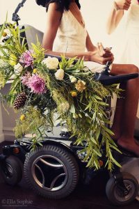 Décorer son fauteuil roulant marié en fauteuil roulant