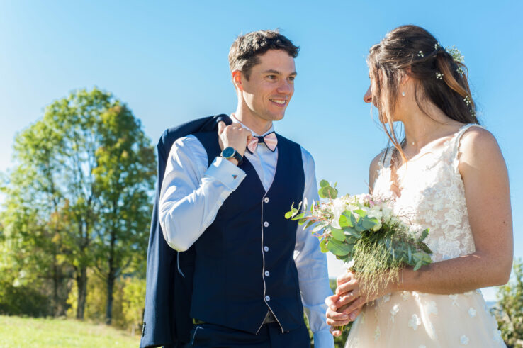 Costume bohème bleu avec un gilet qui a un liseré rose