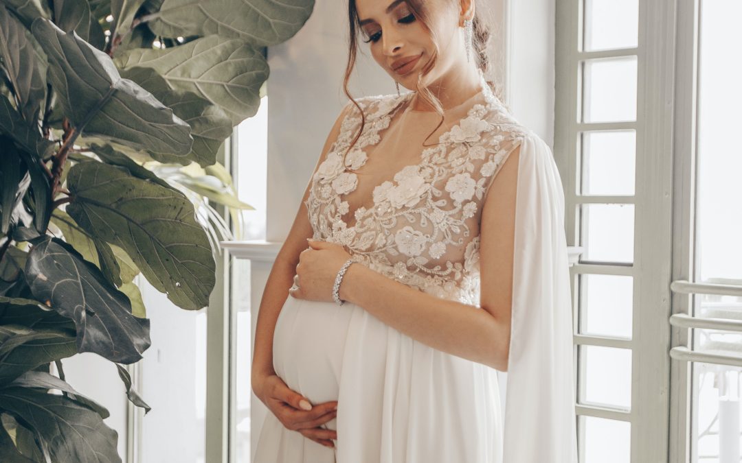 Mariée enceinte ? Les astuces pour bien choisir sa robe