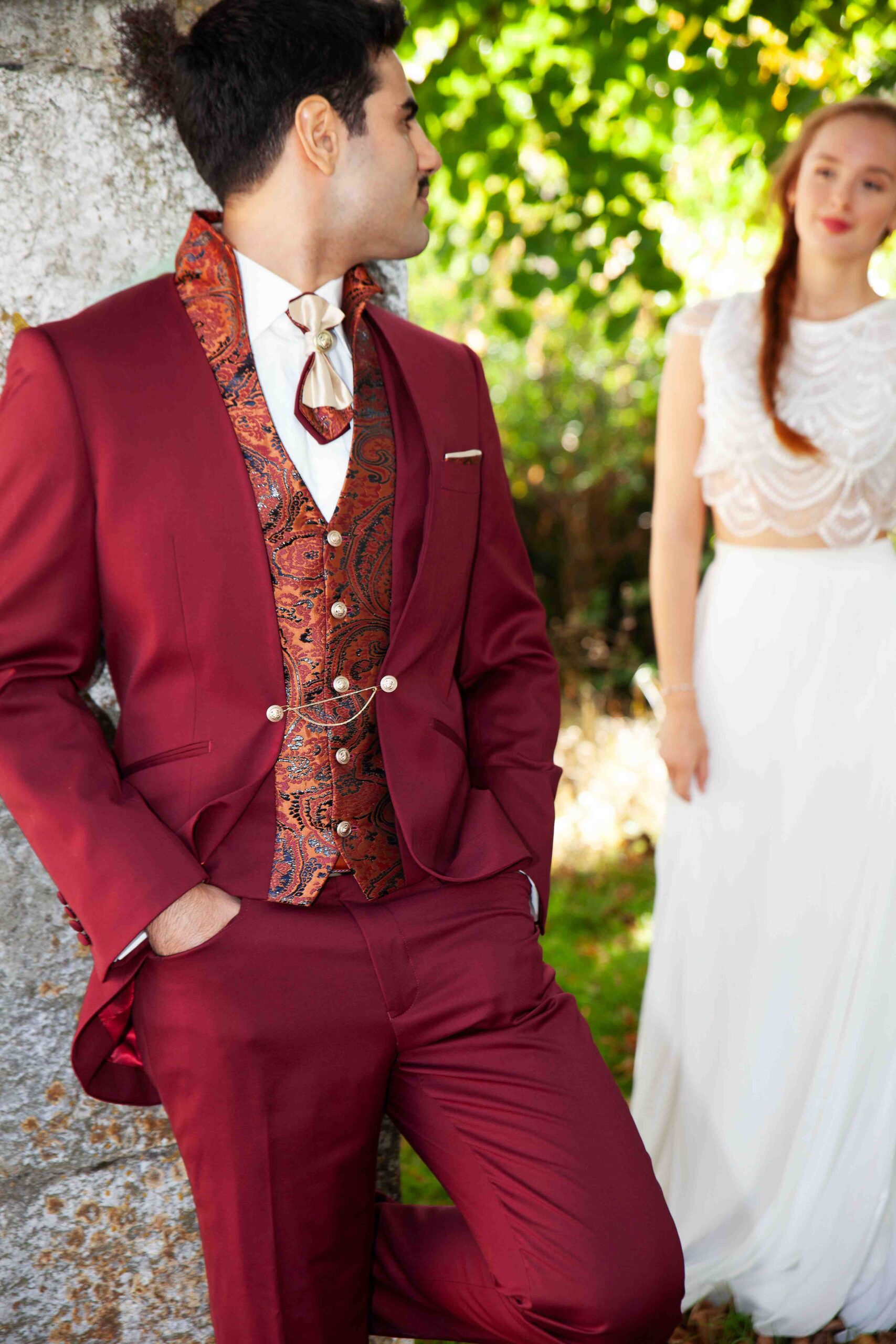Costume Galant costume de mariage Grenoble couleur bordeaux avec une veste Jacquette