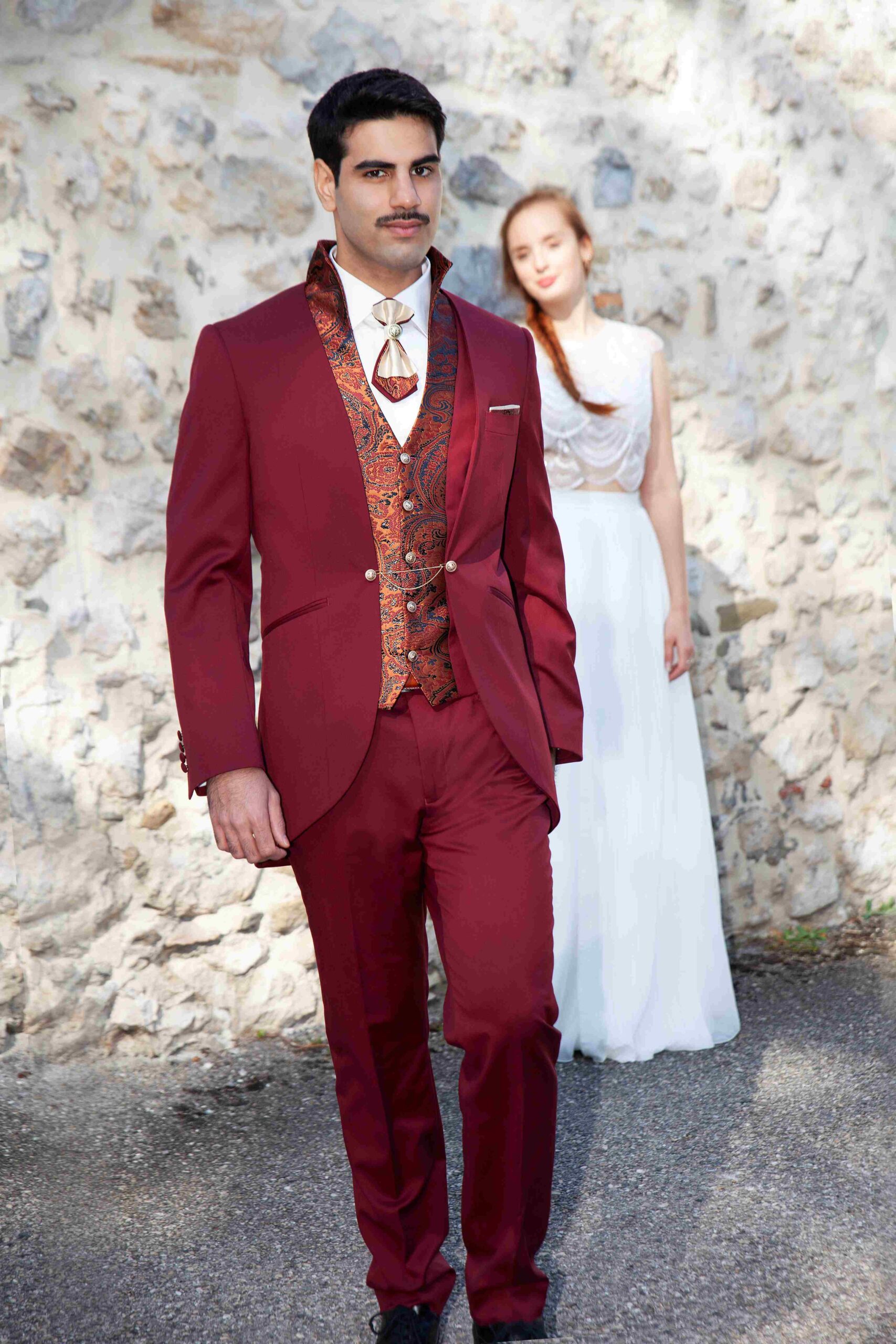 Costume Galant costume de mariage Grenoble couleur bordeaux avec une veste Jacquette