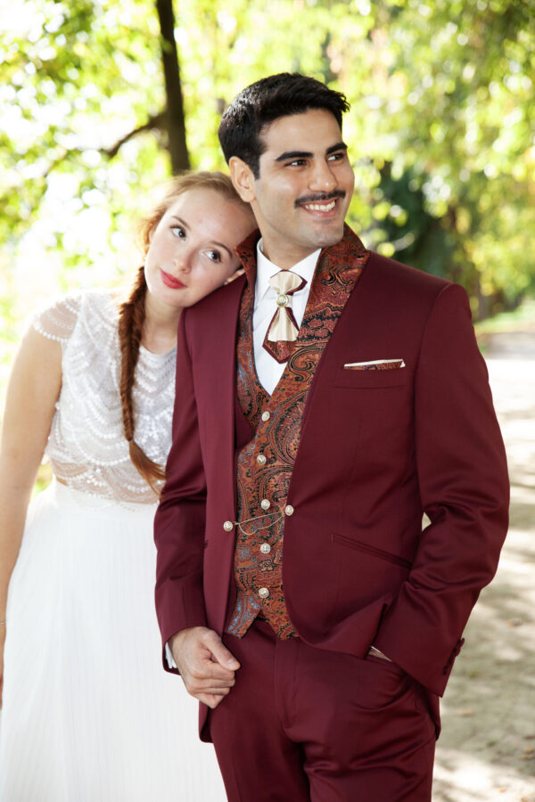 Costume Galant costume de mariage Grenoble couleur bordeaux avec une veste Jacquette