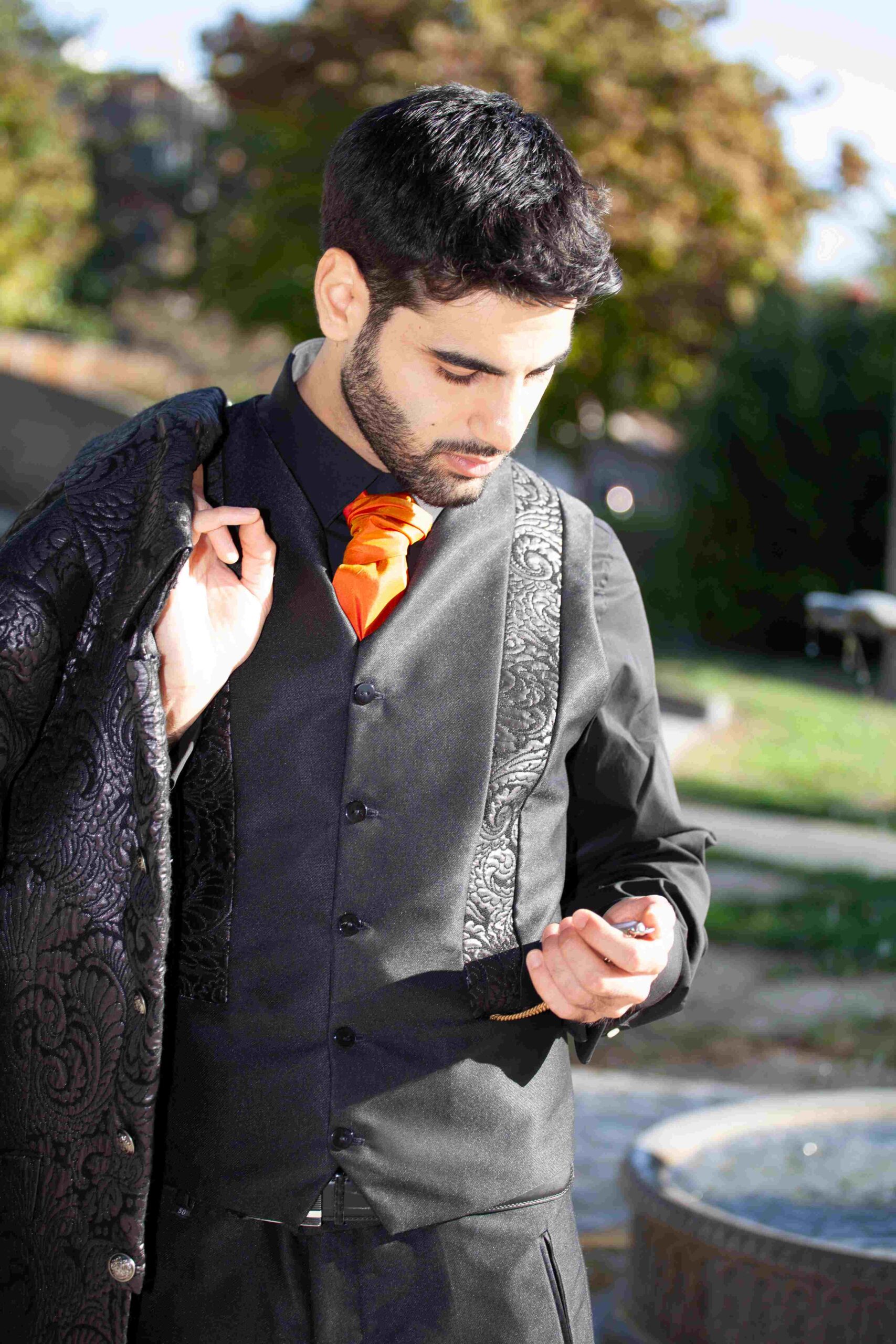 Costume Loyale costume de mariage grenoble couleur noir veste longue en jacquard lyonnais et lavallière orange