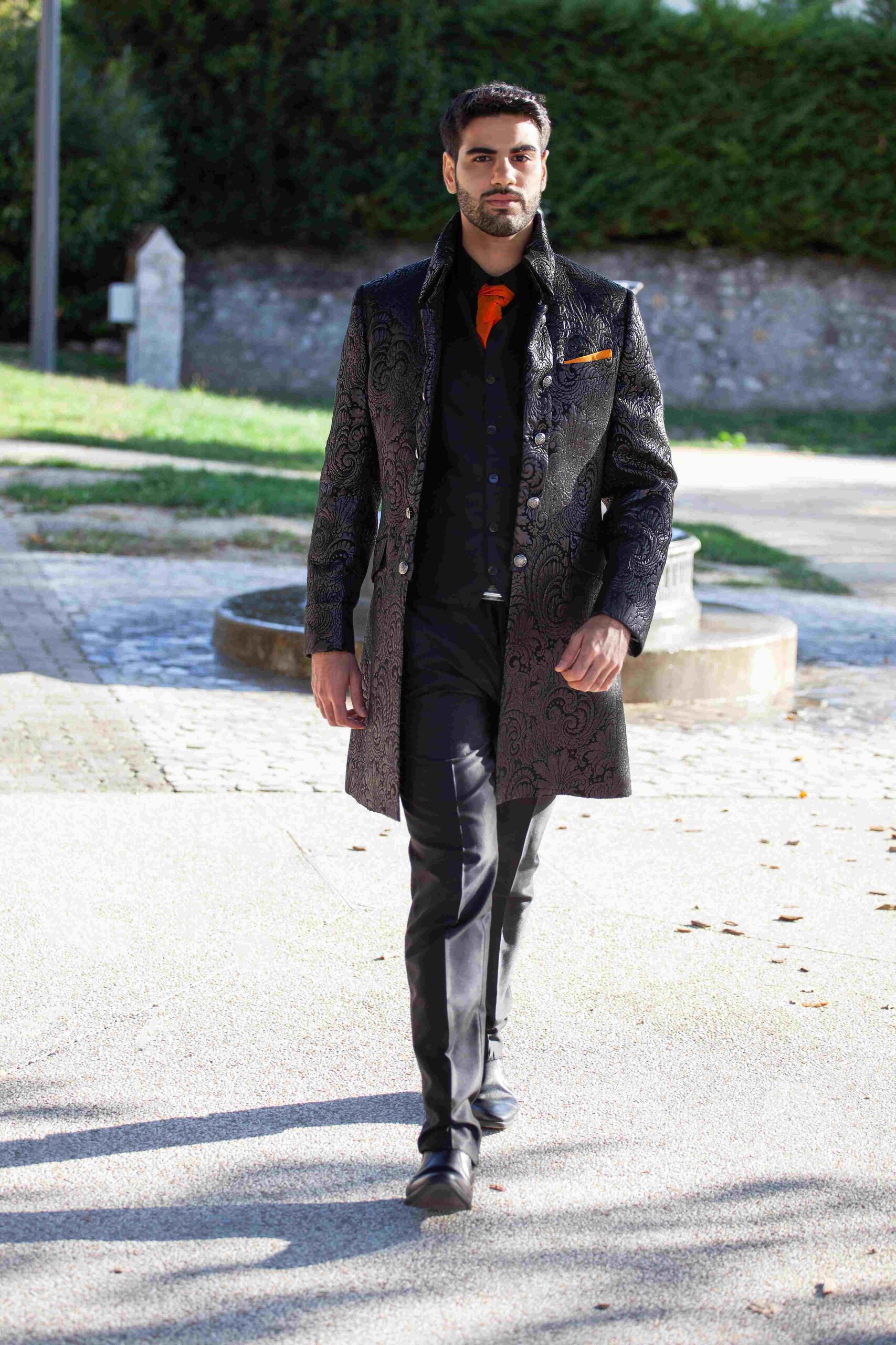 Costume Loyale costume de mariage grenoble couleur noir veste longue en jacquard lyonnais et lavallière orange